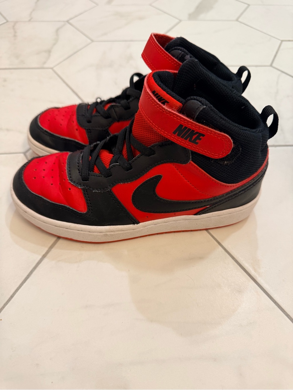 Nike basketball court borough 2 mid size 2.5Y shoes